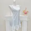 Nueva camisola de seda helada estilo francés para mujer, con ribete de encaje, bordes con volantes y copas incorporadas, creando un look puro y seductor, pero sexy, para el verano