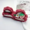Diadema especial para la parte alta de la cabeza de otoño e invierno para lavarse la cara, diadema antideslizante, pasador de felpa, linda diadema de oso fresa, accesorios para el cabello para mujer