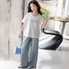 Conjunto de Verão Duas Peças Camiseta Estilo Coreano para Meninas 2026 Nova Cor Color Block Bordado Letra Camiseta Respirável Conjunto Jeans Tendência