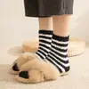 Meias de Lã Coral para Mulheres, Meias de Cano Médio, Anti-Pilling, Engrossadas para o Inverno, Listradas, Meias Quentes para Chão de Casa, Atacado
