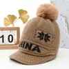 Gorro de punto estilo coreano para otoño e invierno con etiqueta en inglés, gorro de lana versátil para mujeres con circunferencia de cabeza grande, gorro para clima frío que cubre las orejas, gorro para poner que hace que la cara parezca más pequeña