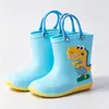 Comercio electrónico transfronterizo stock disponible estilo llevar a mano dinosaurio hombres mujeres niños botas de lluvia botas de agua de dibujos animados zapatos de goma antideslizantes ligeros dropshipping