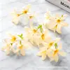 Stock de fábrica Cabezas de flores de lirio de seda de tres pétalos tipo gotas de rocío Flor de simulación con gotas de agua para horquilla DIY Corona de flores Tocado Boda