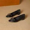 Elegantes zapatos de mujer que aumentan la altura, nuevo estilo francés de primavera y otoño, con hebilla metálica, punta cuadrada, tacón medio, slip-on poco profundos de una sola pieza para mujer