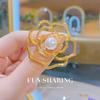 Broche de Perla Camelia Luminosa Corsage de Flor Dorada Hueca para Mujer Accesorios de Pin para Traje de Alta Gama con Textura