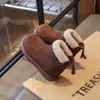 Botas de neve estilosas e versáteis para meninas, nova coleção outono/inverno 2026, botinhas quentes infantis forradas com fleece, sapatos de algodão espessos para crianças mais velhas