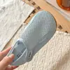 Sandalias Transpirables de Malla Casual Estilo Coreano para Niñas 2026 Verano Nuevas Zapatos de Agua Antideslizantes para Niños Zapatos Versátiles de Playa