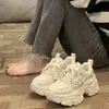 Tênis dad feminino 2026 novo outono para pessoas baixas que aumentam a altura sapatos de sola grossa plataforma sapatos esportivos casuais pretos outono