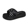 Sandálias Femininas de Verão para Exterior 2026 Novo Estilo Fada com Saias Sandálias de Praia de Solado Grosso Slip-Ons Modernos para Maternidade