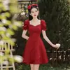 Vestido Blanco de Compromiso con un Estilo Francés de Alta Gama, Adecuado para el Registro, Talla Petite, con Mangas Volantes y Mangas Abullonadas