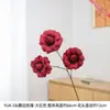 3 rosas artificiales con bordes acampanados para decoración del hogar en una habitación modelo de casa de huéspedes mejoran eficazmente la atmósfera artística del espacio