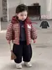 Conjunto de roupas de inverno super bonito para menino infantil estilo casual jaqueta acolchoada calça de perna curva da moda conjunto de três peças moderno