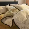 Conjunto de quatro peças em veludo de leite com relevo e pompom de pelo de coelho francês de grau maternal e infantil, conjunto de três peças de capa de edredom e lençol de inverno espessado em veludo coral