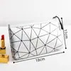 Bolsa de maquiagem elegante e requintada com padrão de diamante, bolsa de mão portátil de grande capacidade para passeios de primavera, essencial para armazenamento de artigos de higiene pessoal em viagens