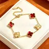 Pulsera de acero de titanio con trébol de cuatro hojas de la suerte para mujer, color dorado, doble cara, un artículo popular transfronterizo, con un diseño de nácar, y un estilo nuevo, moderno y versátil para los mercados europeo y americano.