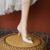 Outono de 2026 Novo Estilo Francês Elegante Bico Fino Baixo Salto Agulha Alto para Mulheres Fivela Quadrada Strass Uso Duplo Confortável Sapatos Baixos