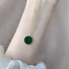Nova corrente para clavícula de alta qualidade para o dia a dia, colar com pingente redondo verde esmeralda estilo chinês, fresco e delicado, versátil, valoriza o colo.