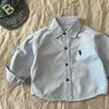 Jaqueta Camisa Nova Infantil Outono/Inverno 2026 para Meninos e Meninas, Top Casual Versátil Bordado para Bebês, Fashionável e Estiloso