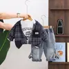 Traje casual estilo coreano para niños, edades de 1 a 5 años, nueva colección de otoño, manga larga, con capucha, estampado a cuadros con tema de coche, conjunto de tres piezas