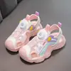 Sandálias de Tira Menino Verão Novo Estilo Solado Macio Antiderrapante Sapatos de Praia Infantil Casuais Respiráveis Sandálias Esportivas para Crianças Mais Velhas