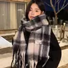Bufanda Nueva con Estampado de Mariposas, Engrosada para Otoño e Invierno, Hecha de Mezcla de Lana, Suave y Amigable con la Piel, Chal Versátil Estilo Coreano, Colores Personalizables
