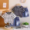 Conjunto de Verano Nuevo 2026 para Niños de Manga Corta para Niños, Elegante Top Rayado de Cuello Redondo y Conjunto de Dos Piezas de Shorts Moderno