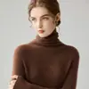 La nueva colección de otoño e invierno de Andy presenta suéteres de punto acanalado de color liso con diseño de cuello alto, ofreciendo un look sencillo y versátil.. Estas capas base de corte ajustado están disponibles para venta al por mayor