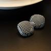 Pendientes de Aguja Plateados con un Toque de Lujo Ligero de Nicho de Alta Gama, Diseño de Malla de Bola Hueca, Pendientes Cuadrados Geométricos Retro Femeninos