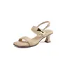 ¡Comodidad como en las nubes! Sandalias de Piel de Oveja Versátiles para el Trabajo con Tacón Grueso de Punta Cuadrada y Hebilla Dorada 3D, Estilo Nuevo de Verano 2026 para Mujer
