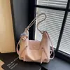 Mochila Retro de Grande Capacidade 2026 Nova Bolsa de Ombro Casual em Couro Macio Toque de Luxo Popular Bolsa Transversal