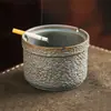 Cenicero de cerámica Liuyunyan para uso doméstico en la sala de estar, de alta gama, elegante, diseño simple, cenicero de oficina con tapa, alto valor estético