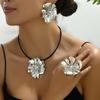 Aretes de flores simples retro franceses, collar, traje de personalidad con incrustaciones de perlas, anillo para damas, arete, joyería al por mayor