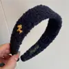 Diadema de Lana Roja Suave de Año Nuevo con Ala Ancha Etiqueta Dorada Cabeza de Pony para Mujer, Pinza para el Cabello Versátil de Gama Alta Diadema Accesorio para el Cabello