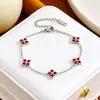 Pulseira de aço titânio com trevo de quatro folhas e strass para mulheres, best-seller transfronteiriço europeu e americano, joia requintada de luxo leve, pulseira versátil estilo europeu e americano