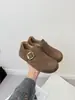 Sapatos Birkenstock de cobertura total com forro de fleece para mulheres, novo modelo inverno 2025, calce fácil, botas de neve de sola grossa, sapatos simples peludos quentes, algodão