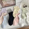 Meias femininas de primavera e outono, algodão puro, meias de algodão para todas as estações, respiráveis, cor sólida, estilo curto, meias de estudante, modernas e versáteis, da moda, de Zhuji
