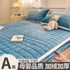 2026 Nuevo Otoño/Invierno Calidez Engrosada Clase A Leche Polar Estampado Acolchado Falda de Cama Juego de Tres Piezas para Hogar Dormitorio Polar