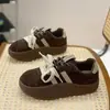 Tênis de treino alemães retrô com forro de fleece para mulheres, nova coleção outono/inverno 2026, com acabamento em camurça, sola grossa e um design confortável e casual que combina com tudo