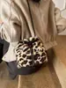 Moda de Invierno 2025 Transfronteriza Bolso de Felpa Retro con Estampado de Leopardo Bolso Cruzado Casual para Mujer con Cordón