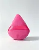 Esponja triangular de terciopelo ultra suave, no absorbente para polvos sueltos, esponja negra de doble cara para fijar maquillaje, herramienta de belleza del tamaño de un pulgar