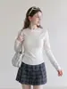 Camiseta de manga larga color blanco roto con letra bordada para mujer, nuevo diseño de otoño, corte ajustado, top de capa base con línea de hombro normal
