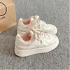 Zapatos Blancos de Suela Gruesa de Alto Valor para Mujer 2026 Nuevo Estilo Coreano Zapatos de Plataforma Versátiles de Nicho Zapatos tipo "pan" Zapatos de Moda
