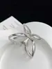 Clip de Pinza de Metal Plateado para Agarrar Parte Trasera de la Cabeza Placa Grande Pinza de Tiburón para el Cabello Pasador de Pelo Pinza de Mariposa Hueca Elegante de Celebridad de Internet Tocado