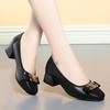 Zapatos de madre, primavera y otoño, zapatos sencillos con hebilla cuadrada, zapatos de cuero suave para mujer, zapatos de cuero con suela blanda para mujer, zapatos de estilo nuevo, zapatos cómodos para mujeres de mediana edad.
