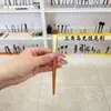 Pincel resaltador triangular de cola de lobo amarillo para aplicar base líquida, diseñado específicamente para aplicación localizada, hecho con pelo animal de Cangzhou