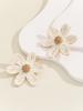 Nuevos pendientes de rafia con flores frescas y dulces tejidas a mano.