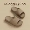 2026 Nuevo Estilo Zapatillas Sencillas y Cómodas para Parejas para el Hogar Interior Suela Suave de Eva Antideslizante Zapatillas Silenciosas para Baño para Hombres