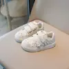 Zapatillas blancas de lunares estilo nuevo 2026 para niñas, con correas de velcro y suelas suaves, zapatos de otoño lindos y versátiles para niñas pequeñas
