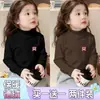 Capa base de forro polar para niña con cuello semi-alto, nuevo estilo Otoño/Invierno 2026 para niños medianos a grandes, estampado de dibujos animados, cálida capa interior superior