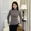 Suéter de tricô quente e popular para outono e inverno com gola alta e forro de fleece, design estiloso, efeito de acinturar e afinar, adequado como peça de base.